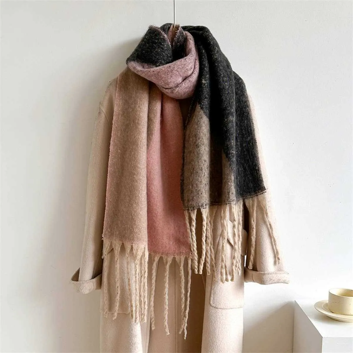 Accity | AUTUMN AND WINTER GEOMETRIC COLORBLOCK SCARF: BLACK/PINK