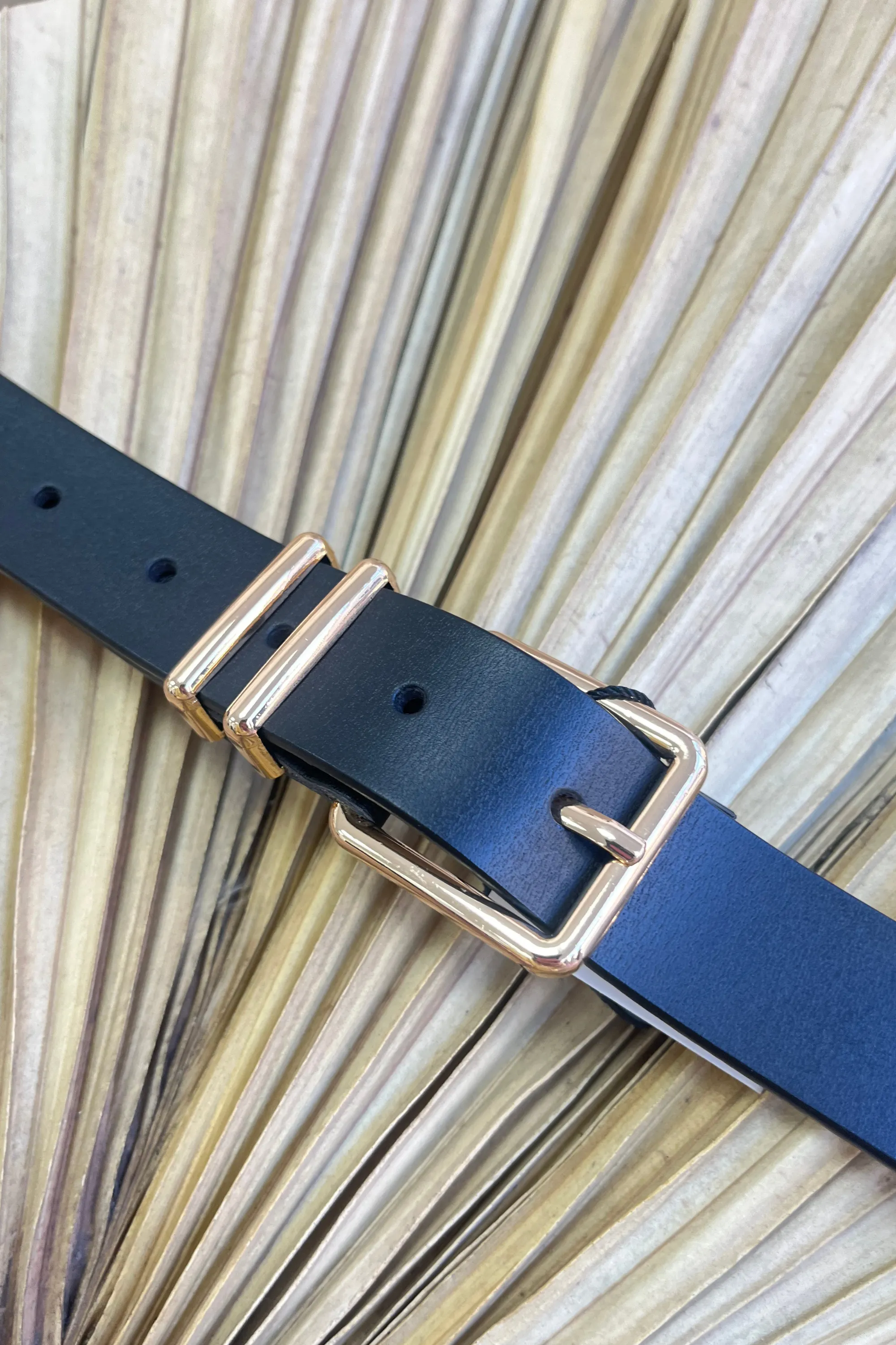 Black sleek buckle belt