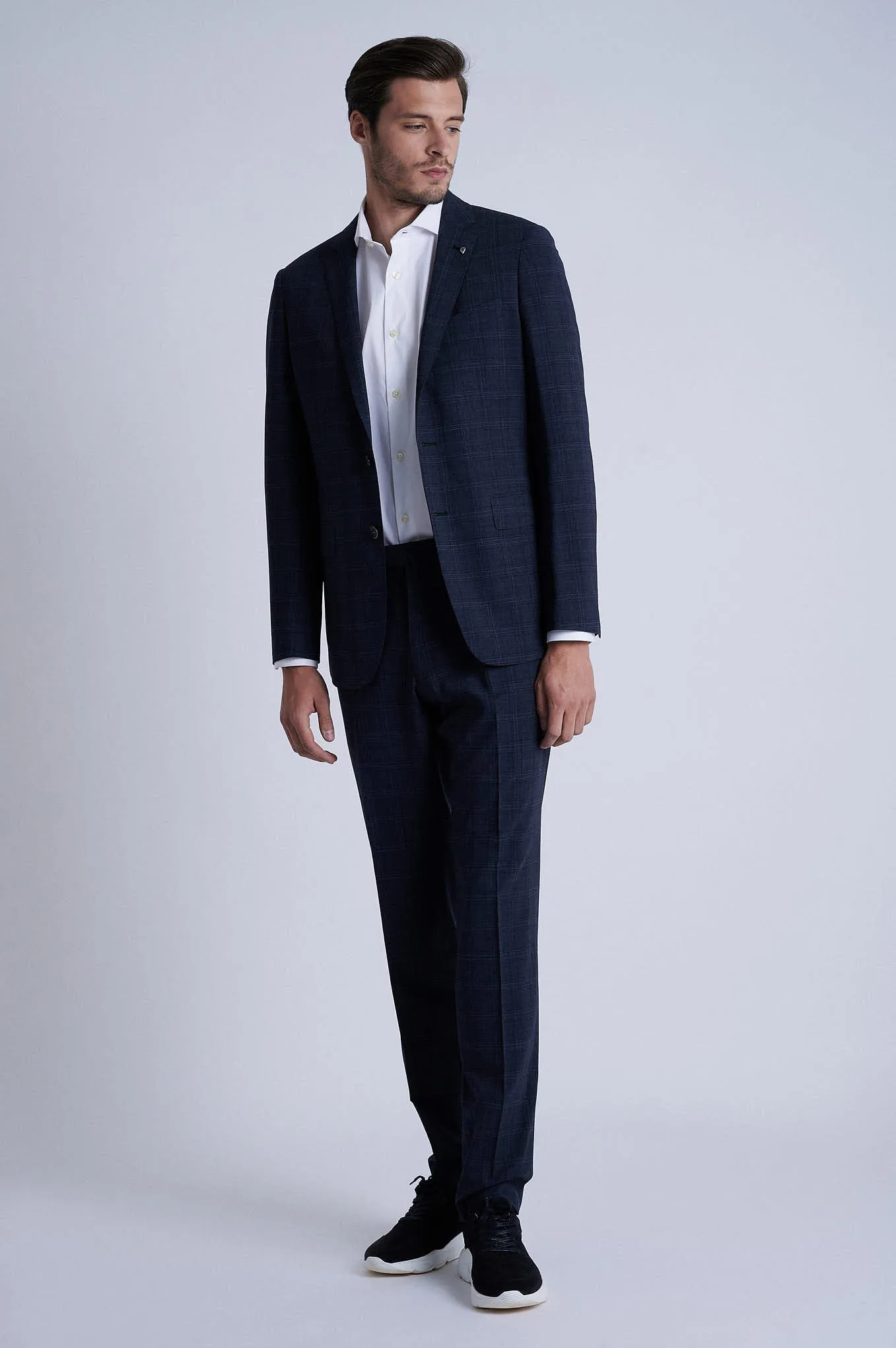 Tailored fit stretch blended wool suit half canvas construction