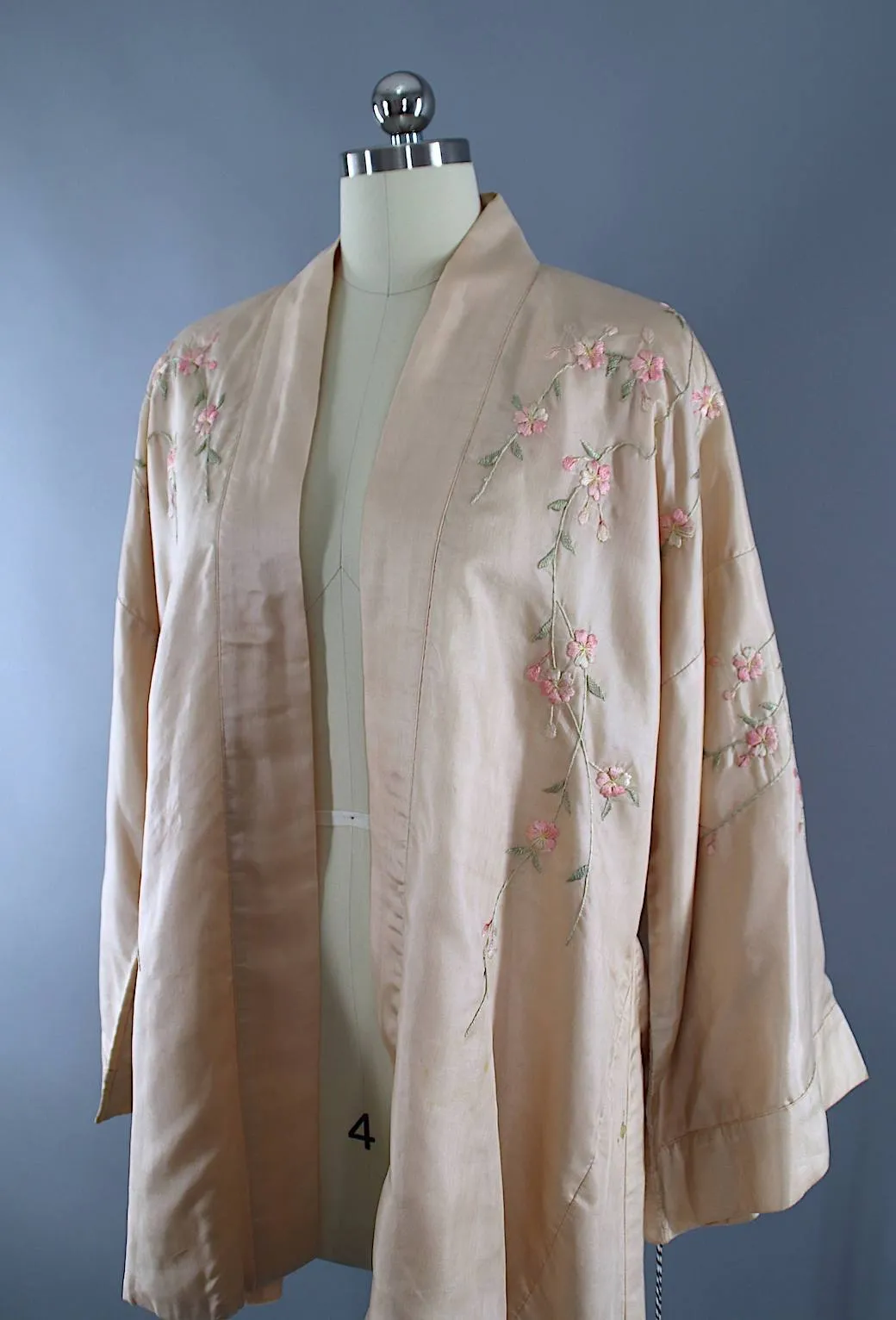 Vintage 1920s Embroidered Silk Kimono Jacket Cardigan / Blush Pink Floral Embroidery